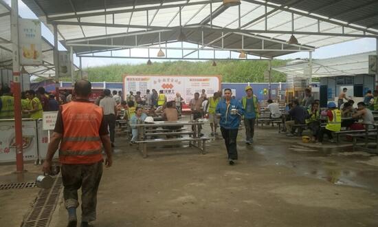 工地飯?zhí)贸邪? />
</p>
<p>
	每天做兩餐，20塊一天，一年除去節(jié)假日算300天，假設(shè)300個(gè)人一定會(huì)去吃飯，這樣你在這300個(gè)人中可以得到180萬的總銷售額。這是一個(gè)總數(shù)，成本可根據(jù)自身情況，及當(dāng)?shù)夭少徫飪r(jià)，資金計(jì)算出大概，就知道有多少利潤空間了。
</p>			</div>
			<!-- /content -->
			<div   id=