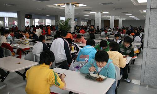 廣東三部門聯(lián)合發(fā)文嚴(yán)禁學(xué)校食堂分包轉(zhuǎn)包，每餐須有校方人員陪餐